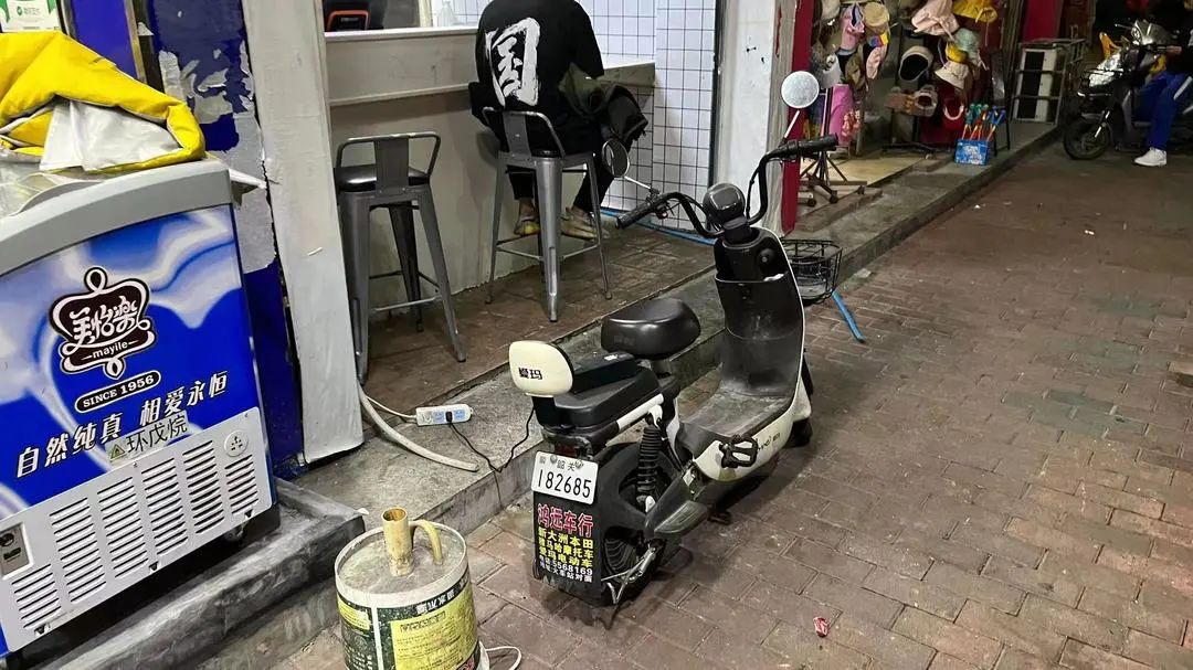 DƬ